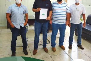 Fiscais da regional Curvelo entregam relatório de atividades do IMA ao prefeito do município