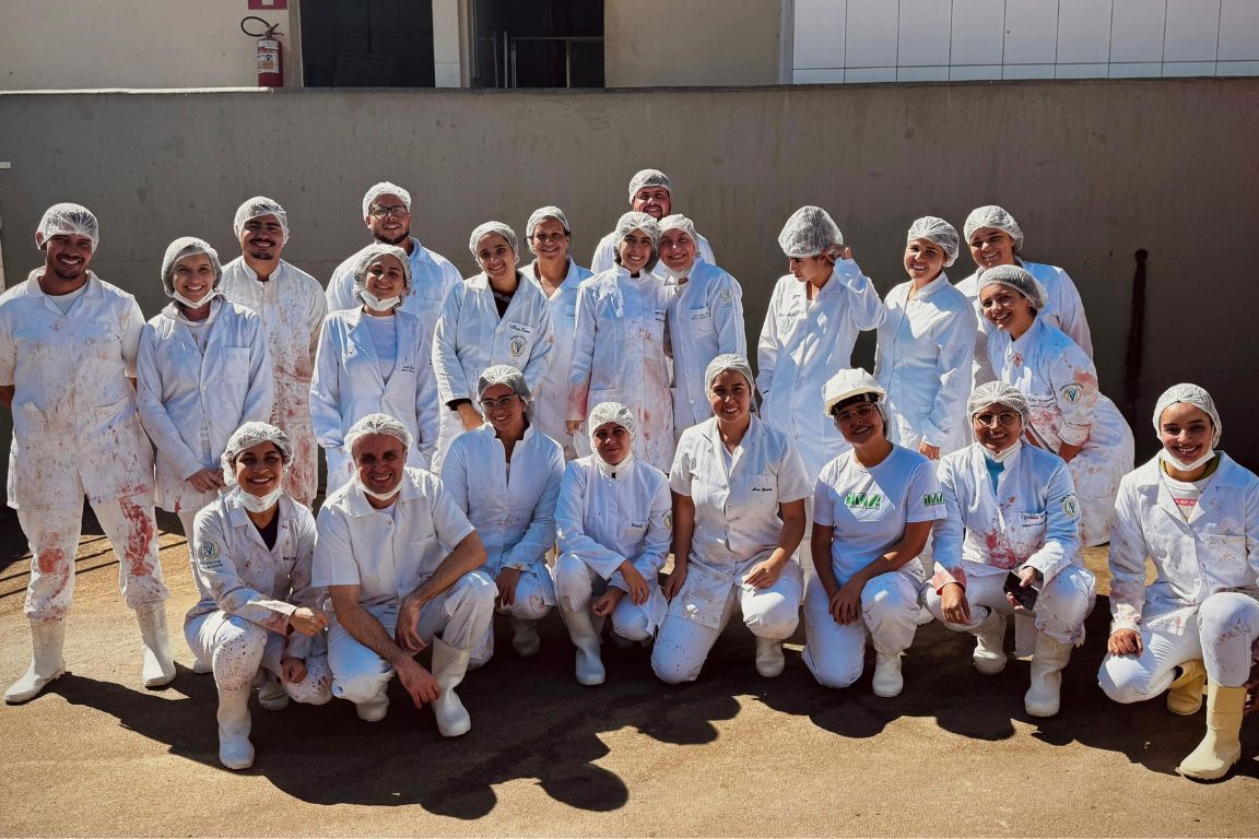 Visita técnica a frigorífico em Luz destaca importância da inspeção sanitária de carnes